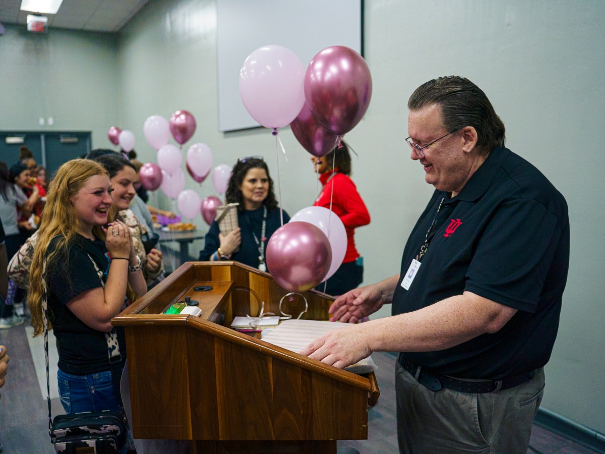Hyphen adviser Jim Lang receives IHSPA&nbsp;award
